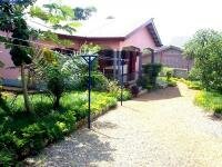 A Yaound au Cameroun, location 2 appartements dans gte avec jardin, et possibilit location 4X4